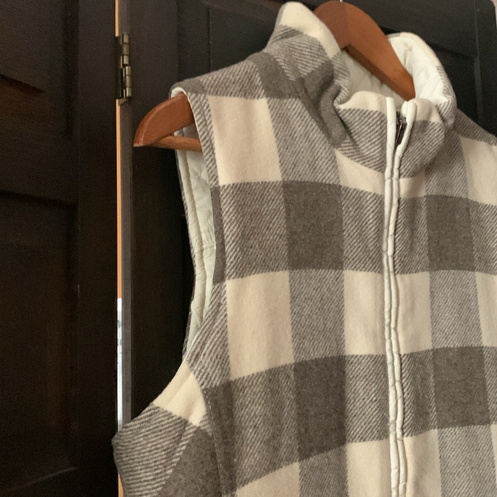 Pendleton Women’s Medium Reversible Puffer Vest. … - image 3